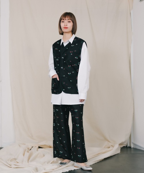 TICCA(ティッカ)の「TICCA/ティッカ フラワーエンブロイダリーベスト フラワー 刺繍ベスト 総柄(ベスト・レディース・ブラック・FREE)」の6枚目の写真