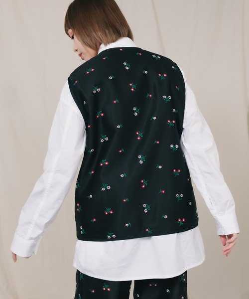 TICCA(ティッカ)の「TICCA/ティッカ フラワーエンブロイダリーベスト フラワー 刺繍ベスト 総柄(ベスト・レディース・ブラック・FREE)」の14枚目の写真