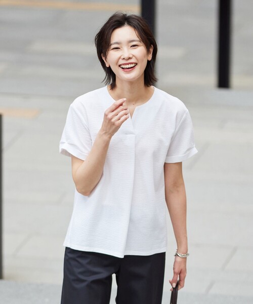 J.PRESS(ジェイプレス)の「【WEB限定カラーあり・抗菌消臭・吸水速乾】サッカージャージー キーネック カットソー(Tシャツ/カットソー・レディース・ホワイト系/ブラウン系/ブルー系1/グレー系1/ベージュ系1/ふじ色系1/ネイビー系・LARGE/MEDIUM)」の2枚目の写真