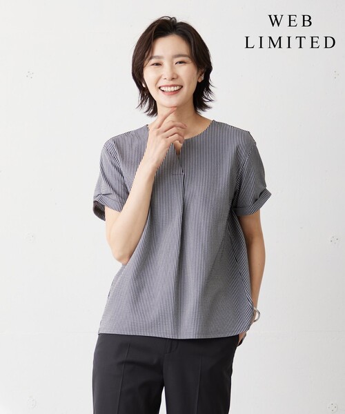 J.PRESS(ジェイプレス)の「【WEB限定カラーあり・抗菌消臭・吸水速乾】サッカージャージー キーネック カットソー(Tシャツ/カットソー・レディース・ホワイト系/ブラウン系/ブルー系1/グレー系1/ベージュ系1/ふじ色系1/ネイビー系・LARGE/MEDIUM)」の3枚目の写真
