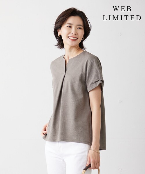 J.PRESS(ジェイプレス)の「【WEB限定カラーあり・抗菌消臭・吸水速乾】サッカージャージー キーネック カットソー(Tシャツ/カットソー・レディース・ホワイト系/ブラウン系/ブルー系1/グレー系1/ベージュ系1/ふじ色系1/ネイビー系・LARGE/MEDIUM)」の4枚目の写真