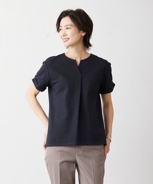 J.PRESS(ジェイプレス)の「【WEB限定カラーあり・抗菌消臭・吸水速乾】サッカージャージー キーネック カットソー(Tシャツ/カットソー・レディース・ホワイト系/ブラウン系/ブルー系1/グレー系1/ベージュ系1/ふじ色系1/ネイビー系・LARGE/MEDIUM)」の5枚目の写真