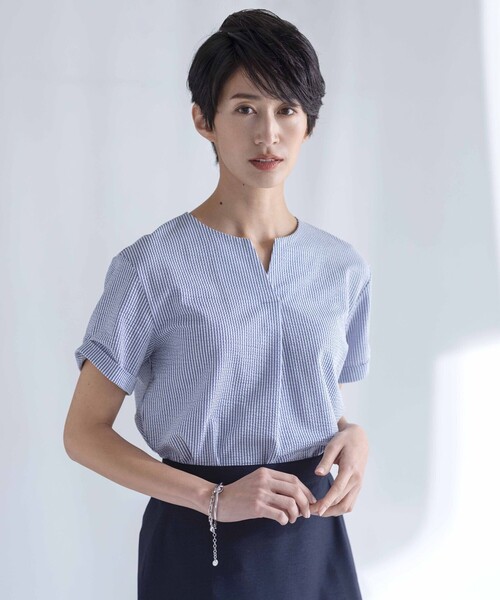J.PRESS(ジェイプレス)の「【WEB限定カラーあり・抗菌消臭・吸水速乾】サッカージャージー キーネック カットソー(Tシャツ/カットソー・レディース・ホワイト系/ブラウン系/ブルー系1/グレー系1/ベージュ系1/ふじ色系1/ネイビー系・LARGE/MEDIUM)」の6枚目の写真