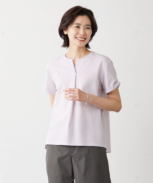 J.PRESS(ジェイプレス)の「【WEB限定カラーあり・抗菌消臭・吸水速乾】サッカージャージー キーネック カットソー(Tシャツ/カットソー・レディース・ホワイト系/ブラウン系/ブルー系1/グレー系1/ベージュ系1/ふじ色系1/ネイビー系・LARGE/MEDIUM)」の7枚目の写真