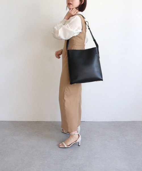 MIAN （ミアン）の「バイカラーA4ワンショルダーバッグ（ショルダーバッグ・レディース・ブラック/アイボリー/モカ/ライトベージュ・FREE）」の16枚目の写真