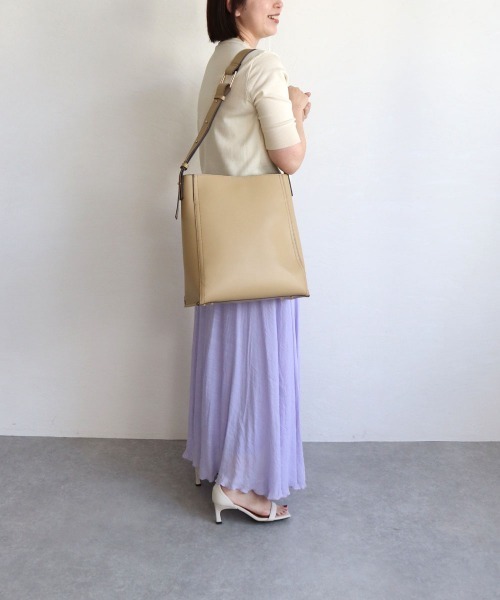 MIAN （ミアン）の「バイカラーA4ワンショルダーバッグ（ショルダーバッグ・レディース・ブラック/アイボリー/モカ/ライトベージュ・FREE）」の6枚目の写真