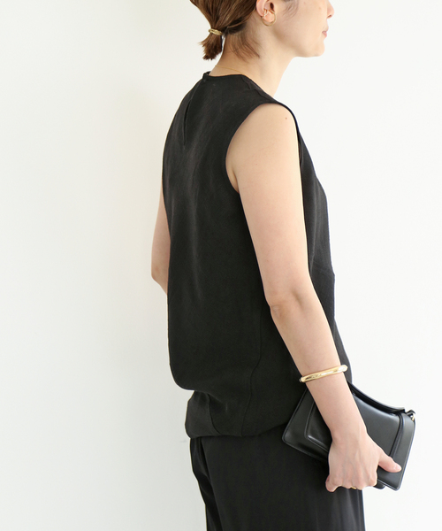 TOTEME(トーテム)の「【TOTEME/トーテム】 TWISTED SLEEVELESS TOP(シャツ/ブラウス・レディース・ブラック・FREE)」の14枚目の写真