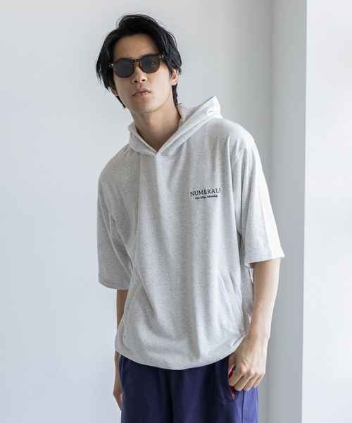 NUMERALS（ヌメラルズ）の「[NUMERALS]クラシックロゴスウェットパーカー（パーカー・メンズ・ネイビー/マスタード/グレー・MEDIUM/LARGE）」の2枚目の写真
