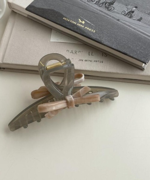 VIBGYOR Women（ヴィブジョー　ウィメン）の「【urge select】リボン アシンメトリー デザイン バンスクリップ（バレッタ/ヘアクリップ・レディース・グリーン/アイボリー/グレー・FREE）」の2枚目の写真