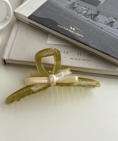 VIBGYOR Women（ヴィブジョー　ウィメン）の「【urge select】リボン アシンメトリー デザイン バンスクリップ（バレッタ/ヘアクリップ・レディース・グリーン/アイボリー/グレー・FREE）」の3枚目の写真