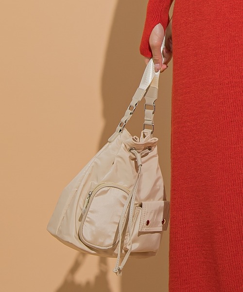 VICKY(ビッキー)の「【KOREAN ITEM】巾着ショルダーバッグ(ショルダーバッグ・レディース・ブラック/オフホワイト・FREE)」の1枚目の写真