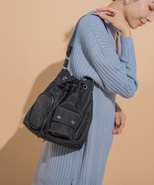 VICKY(ビッキー)の「【KOREAN ITEM】巾着ショルダーバッグ(ショルダーバッグ・レディース・ブラック/オフホワイト・FREE)」の2枚目の写真