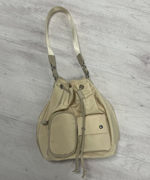 VICKY(ビッキー)の「【KOREAN ITEM】巾着ショルダーバッグ(ショルダーバッグ・レディース・ブラック/オフホワイト・FREE)」の5枚目の写真