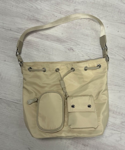 VICKY(ビッキー)の「【KOREAN ITEM】巾着ショルダーバッグ(ショルダーバッグ・レディース・ブラック/オフホワイト・FREE)」の6枚目の写真