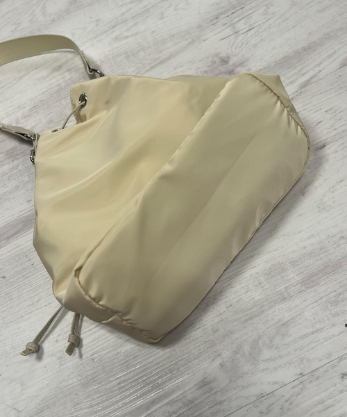 VICKY(ビッキー)の「【KOREAN ITEM】巾着ショルダーバッグ(ショルダーバッグ・レディース・ブラック/オフホワイト・FREE)」の12枚目の写真