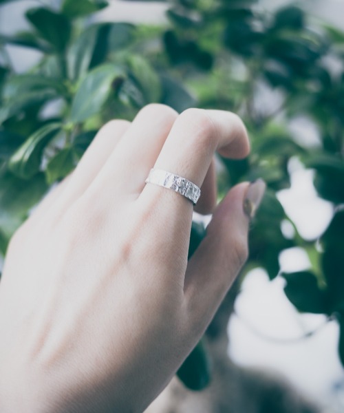 B.I.D.(ビーアイディー)の「《sterling silver》フリーサイズ 錆槌目リング(リング・レディース・ゴールド/シルバー・FREE)」の2枚目の写真