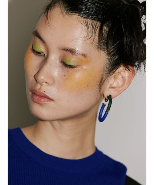 UN3D 2トーンカーブピアス　ライム UN3D.（アンスリード）の「2 TONE CURVE EARRING / 2トーン