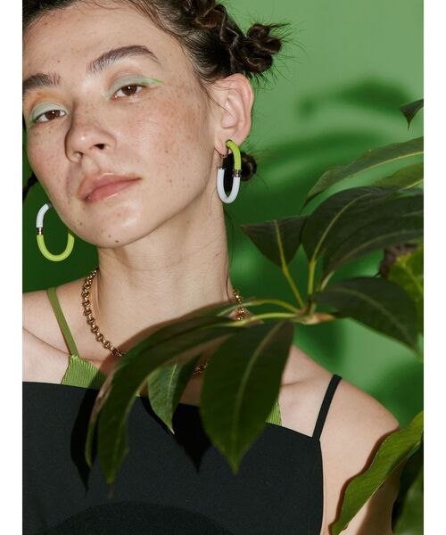 UN3D.（アンスリード）の「2 TONE CURVE EARRING / 2トーンカーブイヤリング（イヤリング・レディース・レッド/グリーン/ライム・FREE）」の16枚目の写真