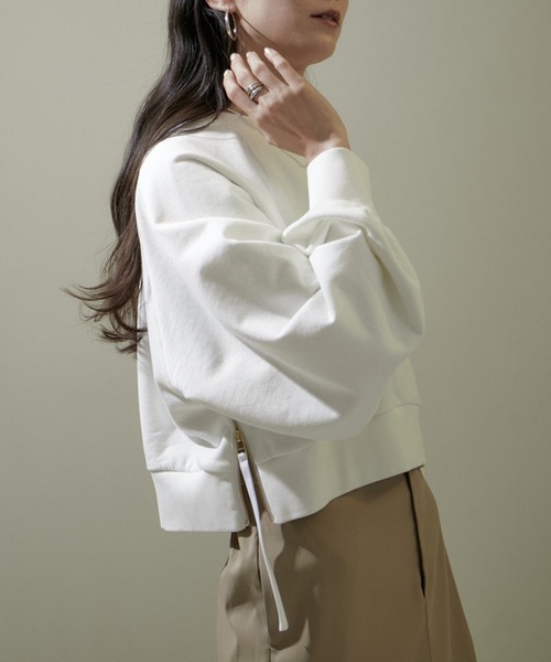 SALON adam et rope'（サロン アダム エ ロペ）の「【WEB限定】サイドジップクロップドスウェット（スウェット・レディース・チャコールグレー/オフホワイト/ベージュ・FREE）」の2枚目の写真