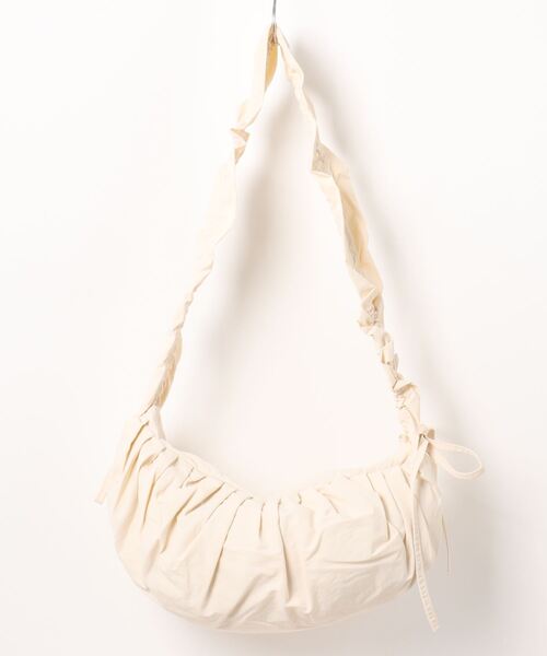DouDou（ドゥドゥ）の「【WEB限定】フリルハンドルタックショルダー（ショルダーバッグ・レディース・アイボリー/ブラック/シルバー・FREE）」の4枚目の写真