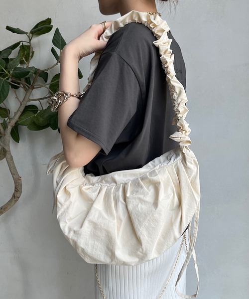 DouDou（ドゥドゥ）の「【WEB限定】フリルハンドルタックショルダー（ショルダーバッグ・レディース・アイボリー/ブラック/シルバー・FREE）」の2枚目の写真