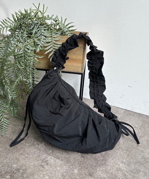 DouDou（ドゥドゥ）の「【WEB限定】フリルハンドルタックショルダー（ショルダーバッグ・レディース・アイボリー/ブラック/シルバー・FREE）」の3枚目の写真