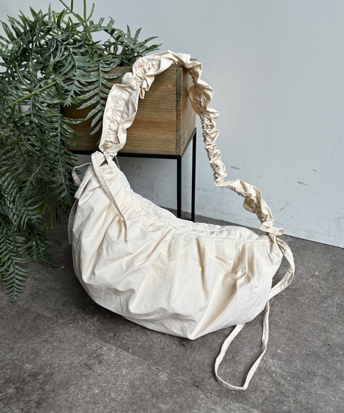 DouDou（ドゥドゥ）の「【WEB限定】フリルハンドルタックショルダー（ショルダーバッグ・レディース・アイボリー/ブラック/シルバー・FREE）」の10枚目の写真