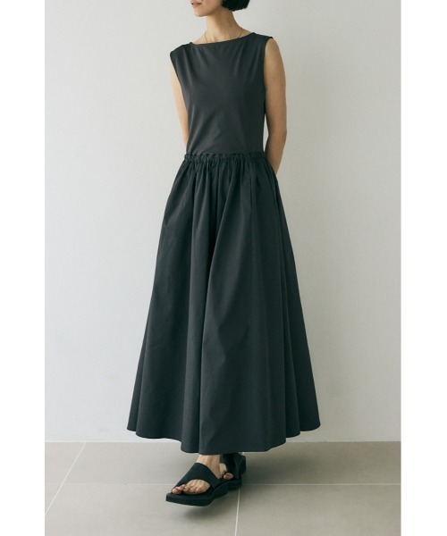 M_(エムアンダーバー)の「伸縮性のあるリサイクルポリエステル使用のカットソータンクトップとハリのあるオーガニックコットン使用のボリュームスカートを組み合わせたドレス(ワンピース・レディース・ダークグレー/ブラック・1/2)」の2枚目の写真