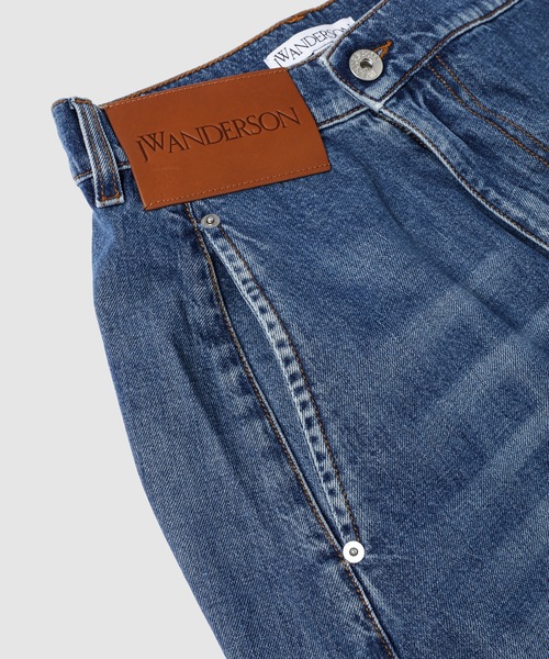 JW Anderson(ジェイダブリューアンダーソン)の「パンツ(デニムパンツ・メンズ・ライトブルー・30/31)」の4枚目の写真