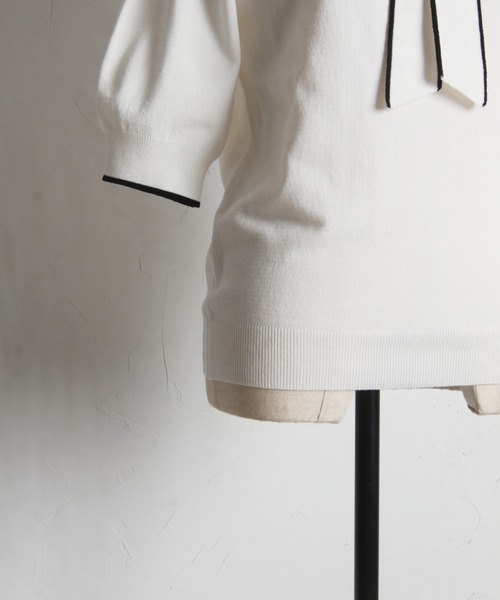 tocco closet(トッコ クローゼット)の「パール付きボウタイ配色ニットプルオーバー(ニット/セーター・レディース・ブラック/ピンクベージュ/オフホワイト/ラベンダー・M)」の5枚目の写真