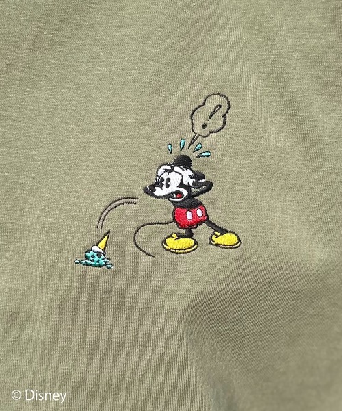 Disney(ディズニー)の「【Disney(ディズニー)】別注 ミッキーマウス /アイスクリーム刺繍ワンポイント半袖Tシャツ(Tシャツ/カットソー・レディース・オフホワイト/スミクロ/カーキ・LARGE/MEDIUM)」の1枚目の写真