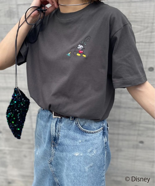 Disney(ディズニー)の「【Disney(ディズニー)】別注 ミッキーマウス /アイスクリーム刺繍ワンポイント半袖Tシャツ(Tシャツ/カットソー・レディース・オフホワイト/スミクロ/カーキ・LARGE/MEDIUM)」の5枚目の写真