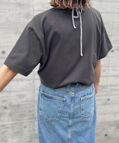 Disney(ディズニー)の「【Disney(ディズニー)】別注 ミッキーマウス /アイスクリーム刺繍ワンポイント半袖Tシャツ(Tシャツ/カットソー・レディース・オフホワイト/スミクロ/カーキ・LARGE/MEDIUM)」の7枚目の写真