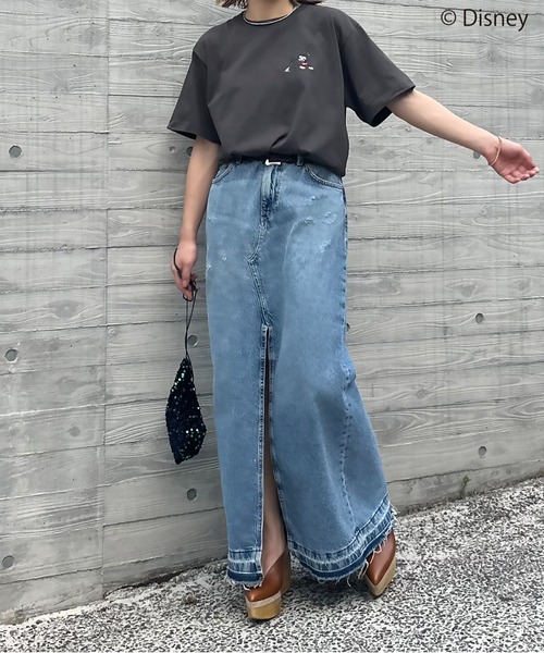 Disney(ディズニー)の「【Disney(ディズニー)】別注 ミッキーマウス /アイスクリーム刺繍ワンポイント半袖Tシャツ(Tシャツ/カットソー・レディース・オフホワイト/スミクロ/カーキ・LARGE/MEDIUM)」の14枚目の写真