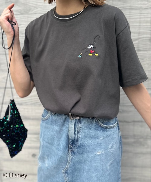 Disney(ディズニー)の「【Disney(ディズニー)】別注 ミッキーマウス /アイスクリーム刺繍ワンポイント半袖Tシャツ(Tシャツ/カットソー・レディース・オフホワイト/スミクロ/カーキ・LARGE/MEDIUM)」の8枚目の写真
