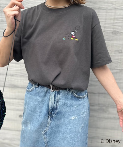 Disney(ディズニー)の「【Disney(ディズニー)】別注 ミッキーマウス /アイスクリーム刺繍ワンポイント半袖Tシャツ(Tシャツ/カットソー・レディース・オフホワイト/スミクロ/カーキ・LARGE/MEDIUM)」の9枚目の写真