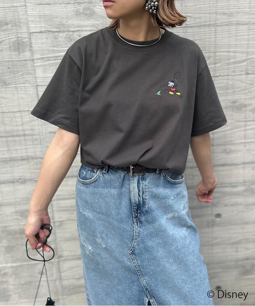 Disney(ディズニー)の「【Disney(ディズニー)】別注 ミッキーマウス /アイスクリーム刺繍ワンポイント半袖Tシャツ(Tシャツ/カットソー・レディース・オフホワイト/スミクロ/カーキ・LARGE/MEDIUM)」の10枚目の写真