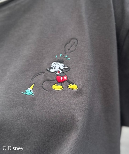 Disney(ディズニー)の「【Disney(ディズニー)】別注 ミッキーマウス /アイスクリーム刺繍ワンポイント半袖Tシャツ(Tシャツ/カットソー・レディース・オフホワイト/スミクロ/カーキ・LARGE/MEDIUM)」の13枚目の写真