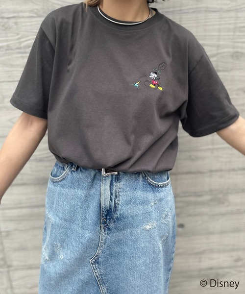 Disney(ディズニー)の「【Disney(ディズニー)】別注 ミッキーマウス /アイスクリーム刺繍ワンポイント半袖Tシャツ(Tシャツ/カットソー・レディース・オフホワイト/スミクロ/カーキ・LARGE/MEDIUM)」の6枚目の写真