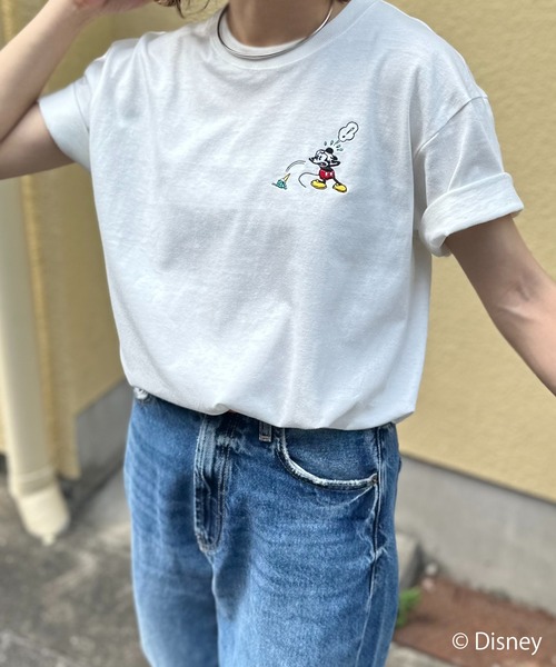 Disney(ディズニー)の「【Disney(ディズニー)】別注 ミッキーマウス /アイスクリーム刺繍ワンポイント半袖Tシャツ(Tシャツ/カットソー・レディース・オフホワイト/スミクロ/カーキ・LARGE/MEDIUM)」の21枚目の写真