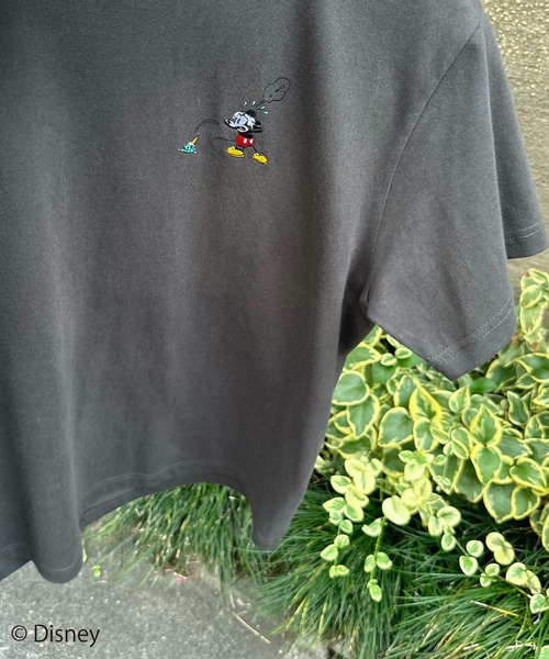 Disney(ディズニー)の「【Disney(ディズニー)】別注 ミッキーマウス /アイスクリーム刺繍ワンポイント半袖Tシャツ(Tシャツ/カットソー・レディース・オフホワイト/スミクロ/カーキ・LARGE/MEDIUM)」の17枚目の写真
