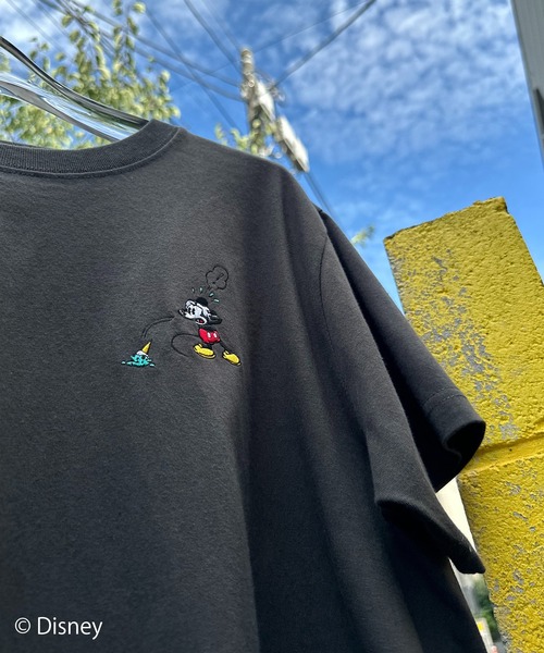 Disney(ディズニー)の「【Disney(ディズニー)】別注 ミッキーマウス /アイスクリーム刺繍ワンポイント半袖Tシャツ(Tシャツ/カットソー・レディース・オフホワイト/スミクロ/カーキ・LARGE/MEDIUM)」の18枚目の写真