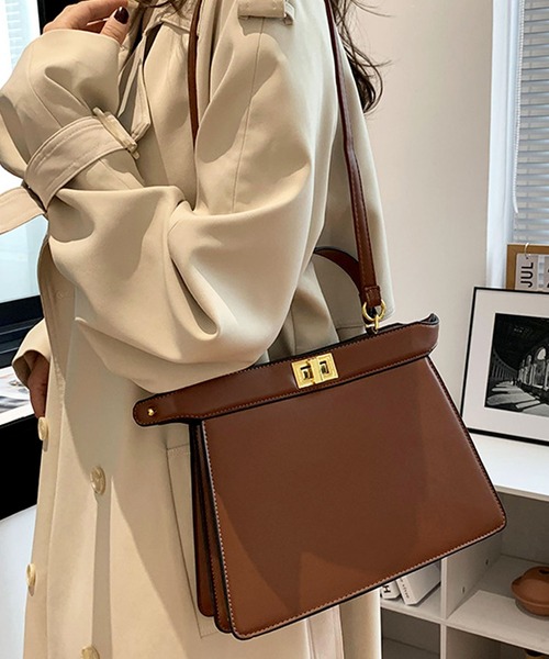 florist(フローリスト)の「2WAY バイカラーレザーターンロックハンドバッグ/ショルダーバッグ(ショルダーバッグ・レディース・ブラック/ベージュ/シルバー/ブラウン/ピンク/ホワイト・FREE)」の4枚目の写真