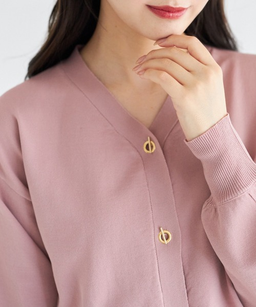tocco closet(トッコ クローゼット)の「ハトメバー釦ドロップショルダーニットカーディガン(カーディガン/ボレロ・レディース・オフホワイト/ピンク/グリーン・M)」の3枚目の写真