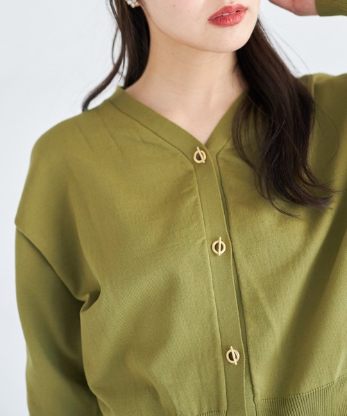 tocco closet(トッコ クローゼット)の「ハトメバー釦ドロップショルダーニットカーディガン(カーディガン/ボレロ・レディース・オフホワイト/ピンク/グリーン・M)」の2枚目の写真