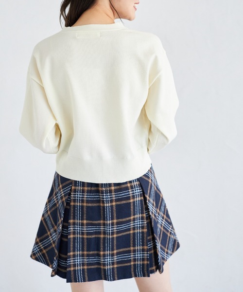 tocco closet(トッコ クローゼット)の「ハトメバー釦ドロップショルダーニットカーディガン(カーディガン/ボレロ・レディース・オフホワイト/ピンク/グリーン・M)」の6枚目の写真