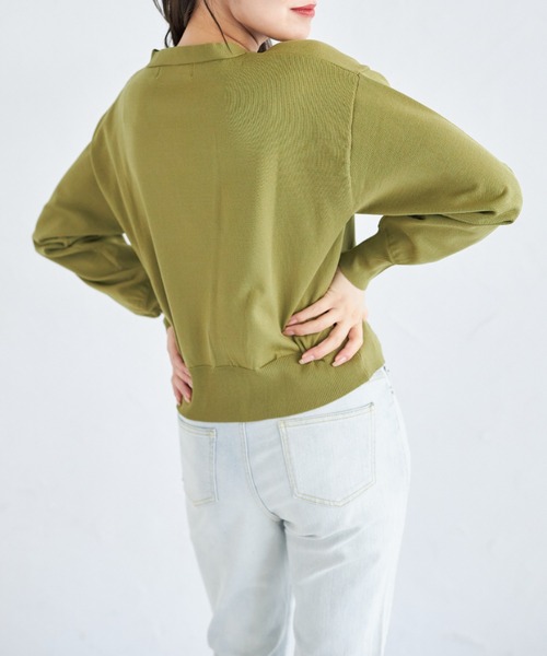 tocco closet(トッコ クローゼット)の「ハトメバー釦ドロップショルダーニットカーディガン(カーディガン/ボレロ・レディース・オフホワイト/ピンク/グリーン・M)」の10枚目の写真