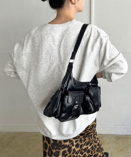 Jewelobe(ジュエローブ)の「ランダムシェイプポケットショルダーバッグ(ショルダーバッグ・レディース・ブラック/ブラウン・FREE)」の15枚目の写真