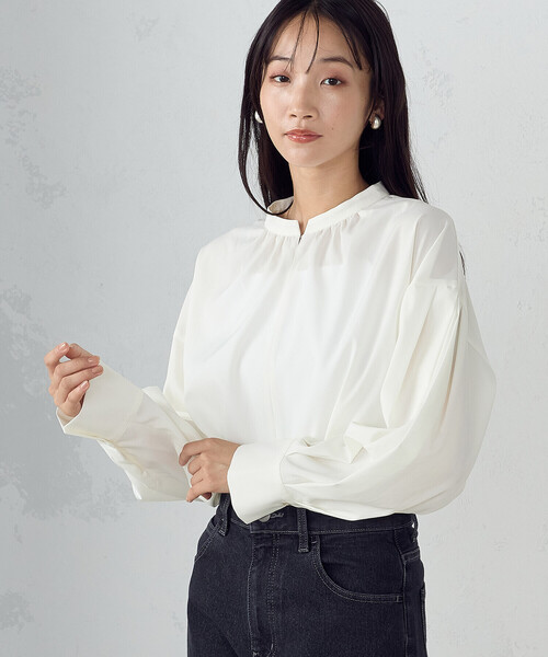 COMME CA ISM(コムサイズム)の「ボリュームスリーブ ブラウス(シャツ/ブラウス・レディース・ホワイト/ネイビー・MEDIUM/LARGE)」の2枚目の写真