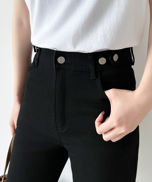 COCOMOMO（ココモモ）の「【楽 革 命】ストレッチ抜群！ 楽革命デニムパンツ ウエスト調整ボタンつき デニムパンツ ストレート ハイウエスト デニム ワイドパンツ ワイドデニムパンツ（デニムパンツ・レディース・ブラック/ホワイト系/ブルー/ホワイト/ダークブルー/ブルー系/ブルー系その他/ブラック系/ブルー系その他2/ライトブルー/ダークグレー/グレー系その他/ブルー系その他3/ケミカルウォッシュ/グレー系/グレー/ブラウン系/ライトブラウン/モカ/ブラウン系その他・S/M/L/XL）」の5枚目の写真
